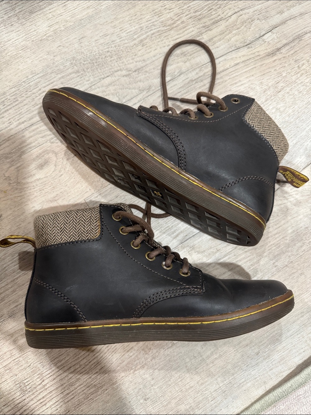 Women’s Maelly Dr Martens lace up Boots Leather in Dark Brown - size 6